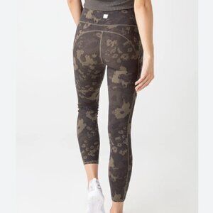 VUORI Stride Pocket Leggings In Oregano Camo Flower EUC LARGE